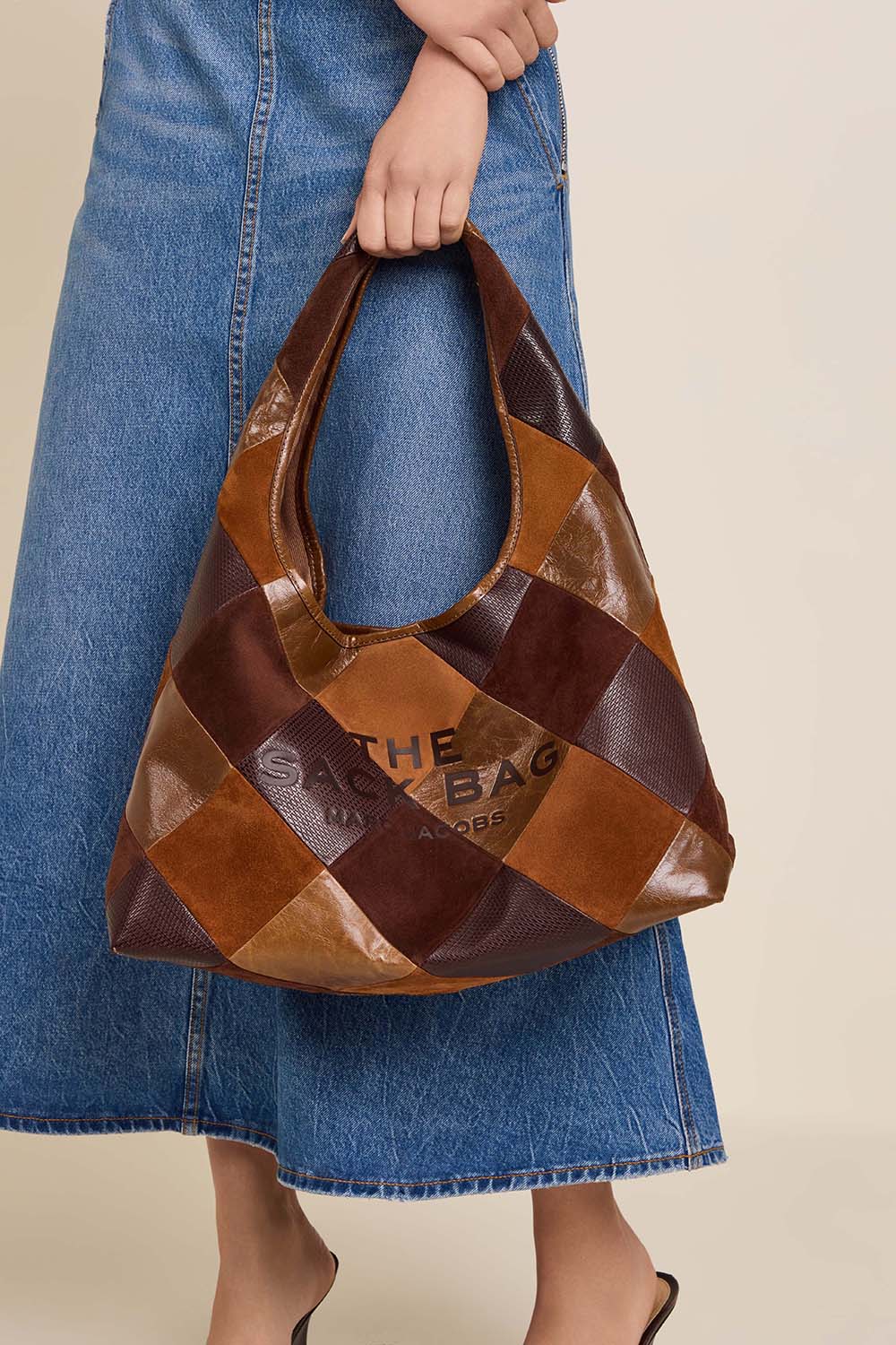 תמונת כל הלוק של תיק כתף שק